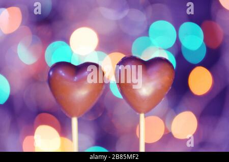 Le gâteau au chocolat se déforme en forme de coeur. Cookies en forme de coeur enrobés de chocolat sur une fermeture de bâton. Banque D'Images