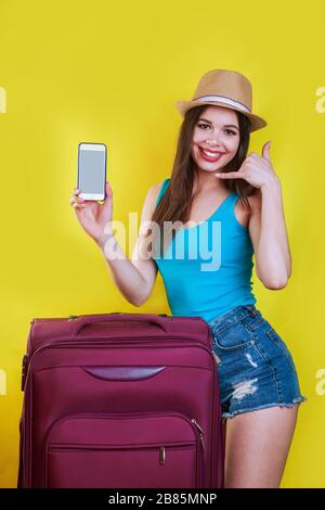 Réservez votre vol. Demande d'achat de billets d'avion en ligne sur téléphone portable dans la main féminine. Banque D'Images