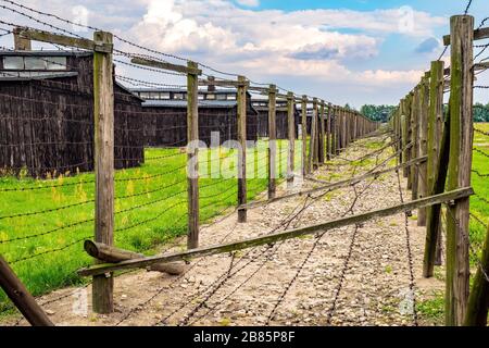 Lublin, Lubelskie / Pologne - 2019/08/17: Clôtures barbelées du camp de concentration de Majdanek KL Lublin Nazis - Konzentrationslager Lublin Banque D'Images