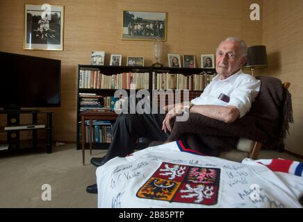 Stockholm, Suède. 13 mai 2013. ***PHOTO DU FICHIER*** la légende tchèque du hockey Vladimir Zabrodsky montre son maillot national de hockey qu'il a obtenu pour son anniversaire à Stockholm, en Suède, le 13 mai 2013. Crédit: Vit Simanek/CTK photo/Alay Live News Banque D'Images