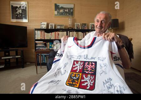 Stockholm, Suède. 13 mai 2013. ***PHOTO DU FICHIER*** la légende tchèque du hockey Vladimir Zabrodsky montre son maillot national de hockey qu'il a obtenu pour son anniversaire à Stockholm, en Suède, le 13 mai 2013. Crédit: Vit Simanek/CTK photo/Alay Live News Banque D'Images