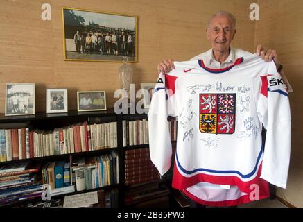 Stockholm, Suède. 13 mai 2013. ***PHOTO DU FICHIER*** la légende tchèque du hockey Vladimir Zabrodsky montre son maillot national de hockey qu'il a obtenu pour son anniversaire à Stockholm, en Suède, le 13 mai 2013. Crédit: Vit Simanek/CTK photo/Alay Live News Banque D'Images