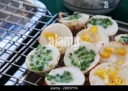 Ka nom Krok (mot thaïlandais), sorte de viande de sucre thaï, dessert thaïlandais, pudding de noix de coco, gâteau de riz de noix de coco, cuisine de dessert de rue thaï grillé de la panca de noix de coco-riz Banque D'Images