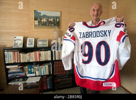 Stockholm, Suède. 13 mai 2013. ***PHOTO DU FICHIER*** la légende tchèque du hockey Vladimir Zabrodsky montre son maillot national de hockey qu'il a obtenu pour son anniversaire à Stockholm, en Suède, le 13 mai 2013. Crédit: Vit Simanek/CTK photo/Alay Live News Banque D'Images