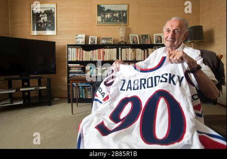 Stockholm, Suède. 13 mai 2013. ***PHOTO DU FICHIER*** la légende tchèque du hockey Vladimir Zabrodsky montre son maillot national de hockey qu'il a obtenu pour son anniversaire à Stockholm, en Suède, le 13 mai 2013. Crédit: Vit Simanek/CTK photo/Alay Live News Banque D'Images