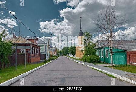 Kolomna, Russie - 9 juin 2018 : paysage urbain, rue Kazakova, vue sur la tour du monastère de la Sainte Trinité Nouveau Golutvin sur la droite et la cathédrale Banque D'Images