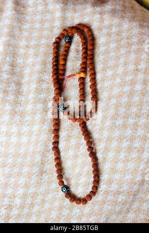Perles Rudraksha ou rosaire sur un textile Banque D'Images