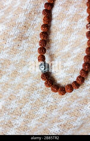 Perles Rudraksha ou rosaire sur un textile Banque D'Images