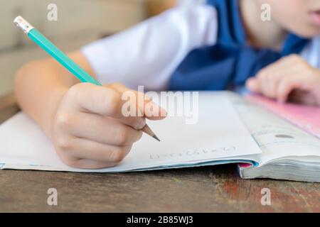 Les élèves qui portent des crayons pour le calcul des mathématiques, assis dans la salle de classe s'intéresse aux mathématiques. Une formation fréquente permettra d'augmenter le ski Banque D'Images