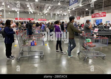 Les clients pratiquent la distanciation sociale tout en se tenant en ligne avec les chariots de shopping au magasin Costco Wholesale à la suite de l'épidémie de coronavirus, jeudi 19 mars 2020, à Monterey Park, Jeudi, Gavin Newsom, gouverneur de Californie, a ordonné aux 40 millions de résidents de l'État de rester à la maison et de s'abriter. (Photo par IOS/Espa-Images) Banque D'Images