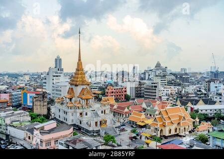 Entrée Wat Traimit au crépuscule à Bangkok, Thaïlande. Le temple Traimit, situé près de la ville chinoise, est construit en 1832 Banque D'Images