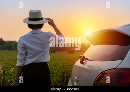 Les femmes sont relaxantes à l'extérieur de la voiture blanche et regardent la belle nature. Banque D'Images