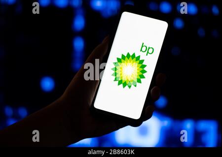 Sur cette photo, un logo BP British Petroleum est affiché sur un smartphone. Banque D'Images