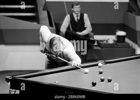 Photo du dossier datée du 28-04-1985 de Dennis Taylor vu en action lors des Championnats du monde de snooker de l'ambassade de 1985, qui ont eu lieu au Théâtre Crucible de Sheffield. Son adversaire, Steve Davis, peut être vu en arrière-plan. Banque D'Images