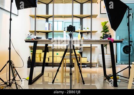 Concept de photo Studio. Des équipements sont utilisés pour travailler. La boîte de logiciel est un périphérique nécessaire. En tant que source de lumière, bel endroit idéal pour le travail. Le c Banque D'Images