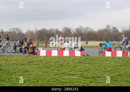 Berlin, Allemagne. 19 mars 2020. 19.03.2020 sur le Tempelhofer Feld à Berlin, malgré les avertissements des autorités, il y a quelques personnes en mouvement. Les demandes après un couvre-feu en Allemagne se font de plus en plus bruyantes, aussi en raison de ce comportement imprudent. La gravité de la situation n'est évidemment toujours pas reconnue ici! Un pianiste est venu avec son piano et fait de la musique. | utilisation dans le monde crédit: dpa/Alay Live News Banque D'Images