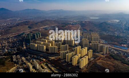 (200320) -- KUNMING, 20 mars 2020 (Xinhua) -- une photo aérienne prise le 15 mars 2020 montre la zone de réinstallation de Maojiawan pour les pauvres du comté de Ludian, dans la province du Yunnan, au sud-ouest de la Chine. Niché au fond des montagnes de la province du Yunnan, dans le sud-ouest de la Chine, le village de Luoqiu ne compte que des dizaines de foyers qui se dispersent dans la vallée de la montagne. Le villageois Yan Fugao et sa femme Wang Daxiang vivent ici depuis plus de 20 ans. Un environnement montagneux difficile ici a gravement limité les activités économiques des populations locales et en a causé des pauvres. La famille de Yan Fugao est parmi eux, et était Banque D'Images