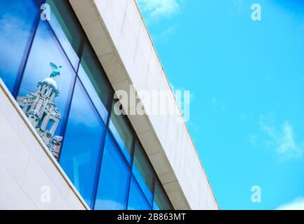 Le Liver Building de Liverpool se reflète dans les fenêtres du Musée de Liverpool sur le front de mer de Liverpool lors d'une journée ensoleillée d'été à Merseyside, au Royaume-Uni Banque D'Images