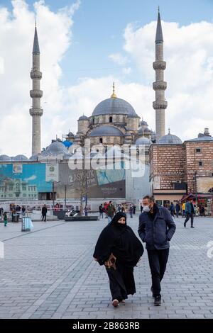 Vue de la place Eminonu.A cause d'un nouveau type de cas de coronavirus en Turquie, le nombre de personnes errant dans les places et les rues avec des masques. Banque D'Images