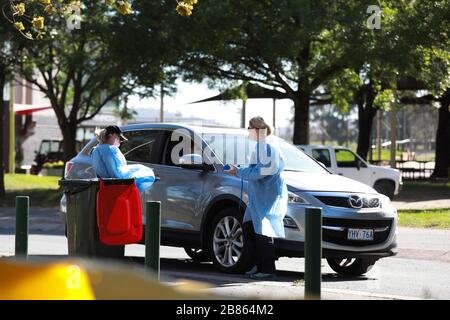 (200320) -- CANBERRA, 20 mars 2020 (Xinhua) -- photo prise le 20 mars 2020 montre que le personnel travaille dans une clinique de coronavirus en voiture au parc des expositions de Canberra, en Australie. Une clinique de dépistage du coronavirus au parc des expositions de Canberra (EPIC) a ouvert ses portes vendredi, où les gens pourraient être testés sans descendre de la voiture. (Photo de Chu Chen/Xinhua) Banque D'Images