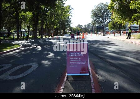 (200320) -- CANBERRA, 20 mars 2020 (Xinhua) -- la photo prise le 20 mars 2020 montre un signe d'une clinique de coronavirus en voiture au parc des expositions de Canberra, en Australie. Une clinique de dépistage du coronavirus au parc des expositions de Canberra (EPIC) a ouvert ses portes vendredi, où les gens pourraient être testés sans descendre de la voiture. (Photo de Chu Chen/Xinhua) Banque D'Images