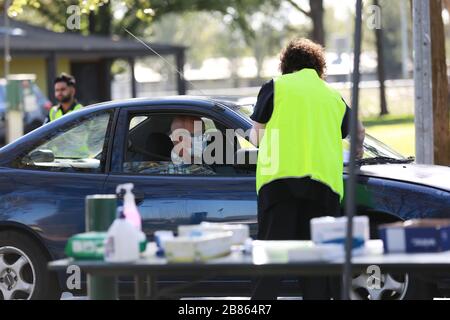 (200320) -- CANBERRA, 20 mars 2020 (Xinhua) -- photo prise le 20 mars 2020 montre que le personnel travaille dans une clinique de coronavirus en voiture au parc des expositions de Canberra, en Australie. Une clinique de dépistage du coronavirus au parc des expositions de Canberra (EPIC) a ouvert ses portes vendredi, où les gens pourraient être testés sans descendre de la voiture. (Photo de Chu Chen/Xinhua) Banque D'Images