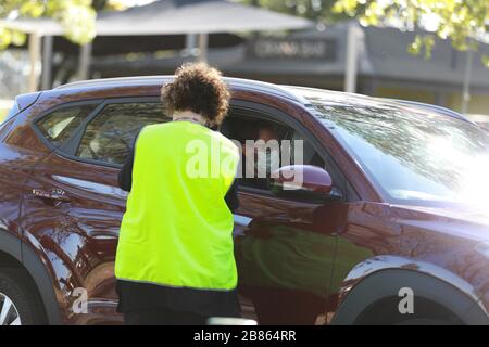 (200320) -- CANBERRA, 20 mars 2020 (Xinhua) -- photo prise le 20 mars 2020 montre que le personnel travaille dans une clinique de coronavirus en voiture au parc des expositions de Canberra, en Australie. Une clinique de dépistage du coronavirus au parc des expositions de Canberra (EPIC) a ouvert ses portes vendredi, où les gens pourraient être testés sans descendre de la voiture. (Photo de Chu Chen/Xinhua) Banque D'Images