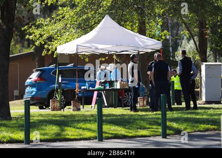 (200320) -- CANBERRA, 20 mars 2020 (Xinhua) -- photo prise le 20 mars 2020 montre que le personnel travaille dans une clinique de coronavirus en voiture au parc des expositions de Canberra, en Australie. Une clinique de dépistage du coronavirus au parc des expositions de Canberra (EPIC) a ouvert ses portes vendredi, où les gens pourraient être testés sans descendre de la voiture. (Photo de Chu Chen/Xinhua) Banque D'Images