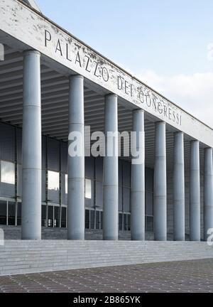 Le Centre des congrès (Palazzo dei Congressi) est un bâtiment de l'ère fasciste qui fait partie du quartier de l'architecture rationalistique EUR, à Rome, en Italie Banque D'Images