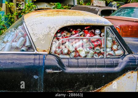 Vieille voiture pleine de boîtes de Coca Banque D'Images