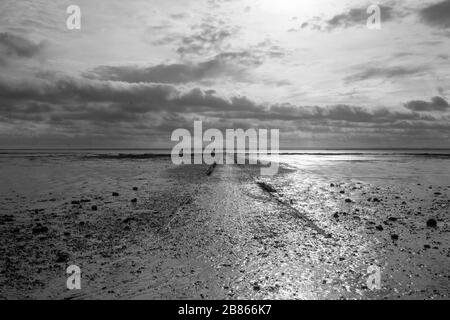 Image en noir et blanc d'un chemin qui s'inpasse dans la mer à Westcliff, près de Southend-on-Sea, Essex, Angleterre Banque D'Images