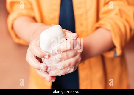 Le garçon se lave les mains avec du savon, gros plan, sans visage. Protection antivirus Banque D'Images