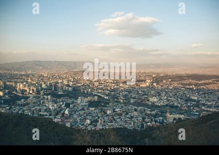 Belle vue panoramique de Tbilissi, Géorgie. La ville près des montagnes contre le ciel avec des nuages. Banque D'Images