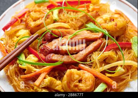 Singapore Mei Fun. Les nouilles de Singapour sont un plat de cuisine chinoise avec nouilles de riz, crevettes, porc de l'ues d'omble, carotte, oignon rouge, chou de napa. Cuisine chinoise. Banque D'Images