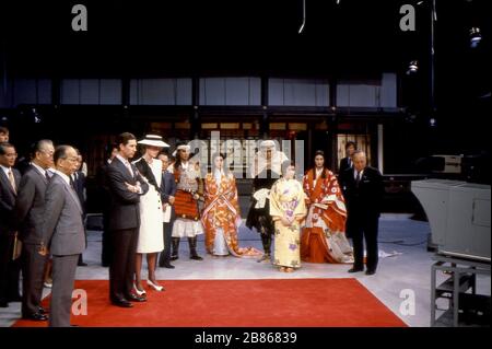 Le prince Charles et la princesse Diana visitent un studio de cinéma et de télévision, Tokyo, Japon, 1986 Banque D'Images