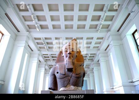 La statue de Ramsès II British Museum, Bloomsbury, London, England, UK. Banque D'Images