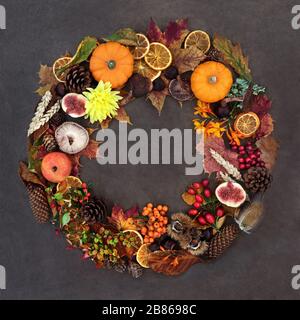 Fête de la récolte d'automne composition de couronne avec une variété de la flore naturelle, la faune et la nourriture sur fond de lokta. Banque D'Images
