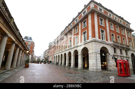 Londres, Royaume-Uni. 19 mars 2020. Vue sur une place déserte du jardin Covent au milieu des menaces de Coronavirus à Londres.le gouvernement britannique élabore des plans pour imposer la fermeture de restaurants, bars et cinémas dans la capitale et limiter l'utilisation des transports publics. Le "London Lock Down" attendu a déjà vu de grands espaces vides où les touristes se rassemblent habituellement et désertent les rues autour des monuments en raison de la menace d'une nouvelle propagation du coronavirus. Crédit: SOPA Images Limited/Alay Live News Banque D'Images