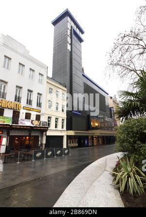 Londres, Royaume-Uni. 19 mars 2020. Vue sur un cinéma Odéon fermé autour de Leicester Town Square au milieu des menaces de Coronavirus à Londres. Le gouvernement britannique élabore des plans pour faire appliquer la fermeture de restaurants, de bars et de cinémas dans la capitale et limiter l'utilisation des transports publics. Le "London Lock Down" attendu a déjà vu de grands espaces vides où les touristes se rassemblent habituellement et désertent les rues autour des monuments en raison de la menace d'une nouvelle propagation du coronavirus. Crédit: SOPA Images Limited/Alay Live News Banque D'Images