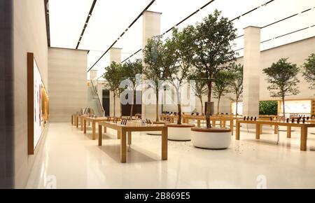 Londres, Royaume-Uni. 19 mars 2020. Vue intérieure d'un Apple Store vide, Piccadilly au milieu des menaces de Coronavirus à Londres.le gouvernement britannique élabore des plans pour imposer la fermeture de restaurants, bars et cinémas dans la capitale et limiter l'utilisation des transports publics. Le "London Lock Down" attendu a déjà vu de grands espaces vides où les touristes se rassemblent habituellement et désertent les rues autour des monuments en raison de la menace d'une nouvelle propagation du coronavirus. Crédit: SOPA Images Limited/Alay Live News Banque D'Images