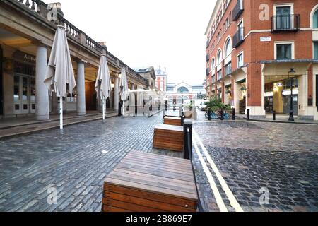 Londres, Royaume-Uni. 19 mars 2020. Vue sur une place déserte du jardin Covent au milieu des menaces de Coronavirus à Londres.le gouvernement britannique élabore des plans pour imposer la fermeture de restaurants, bars et cinémas dans la capitale et limiter l'utilisation des transports publics. Le "London Lock Down" attendu a déjà vu de grands espaces vides où les touristes se rassemblent habituellement et désertent les rues autour des monuments en raison de la menace d'une nouvelle propagation du coronavirus. Crédit: SOPA Images Limited/Alay Live News Banque D'Images