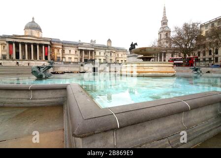 Londres, Royaume-Uni. 19 mars 2020. Vue sur la place Trafalgar, déserte, au milieu des menaces de Coronavirus à Londres. Le gouvernement britannique élabore des plans visant à faire appliquer la fermeture de restaurants, de bars et de cinémas dans la capitale et à limiter l'utilisation des transports publics. Le "London Lock Down" attendu a déjà vu de grands espaces vides où les touristes se rassemblent habituellement et désertent les rues autour des monuments en raison de la menace d'une nouvelle propagation du coronavirus. Crédit: SOPA Images Limited/Alay Live News Banque D'Images