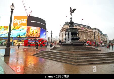 Londres, Royaume-Uni. 19 mars 2020. Vue sur un espace public déserté de Piccadilly Circus au milieu des menaces de Coronavirus à Londres.le gouvernement britannique élabore des plans pour imposer la fermeture de restaurants, bars et cinémas dans la capitale et limiter l'utilisation des transports publics. Le "London Lock Down" attendu a déjà vu de grands espaces vides où les touristes se rassemblent habituellement et désertent les rues autour des monuments en raison de la menace d'une nouvelle propagation du coronavirus. Crédit: SOPA Images Limited/Alay Live News Banque D'Images