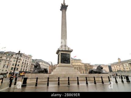 Londres, Royaume-Uni. 19 mars 2020. Vue sur la place Trafalgar, déserte, au milieu des menaces de Coronavirus à Londres. Le gouvernement britannique élabore des plans visant à faire appliquer la fermeture de restaurants, de bars et de cinémas dans la capitale et à limiter l'utilisation des transports publics. Le "London Lock Down" attendu a déjà vu de grands espaces vides où les touristes se rassemblent habituellement et désertent les rues autour des monuments en raison de la menace d'une nouvelle propagation du coronavirus. Crédit: SOPA Images Limited/Alay Live News Banque D'Images