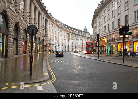 Londres, Royaume-Uni. 19 mars 2020. Vue sur une rue déserte Regent Street au milieu des menaces de Coronavirus à Londres.le gouvernement britannique élabore des plans pour faire appliquer la fermeture de restaurants, de bars et de cinémas dans la capitale et limiter l'utilisation des transports publics. Le "London Lock Down" attendu a déjà vu de grands espaces vides où les touristes se rassemblent habituellement et désertent les rues autour des monuments en raison de la menace d'une nouvelle propagation du coronavirus. Crédit: SOPA Images Limited/Alay Live News Banque D'Images