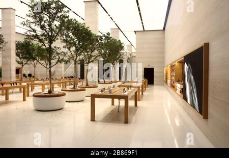 Londres, Royaume-Uni. 19 mars 2020. Vue intérieure d'un Apple Store vide, Piccadilly au milieu des menaces de Coronavirus à Londres.le gouvernement britannique élabore des plans pour imposer la fermeture de restaurants, bars et cinémas dans la capitale et limiter l'utilisation des transports publics. Le "London Lock Down" attendu a déjà vu de grands espaces vides où les touristes se rassemblent habituellement et désertent les rues autour des monuments en raison de la menace d'une nouvelle propagation du coronavirus. Crédit: SOPA Images Limited/Alay Live News Banque D'Images