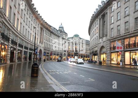 Londres, Royaume-Uni. 19 mars 2020. Vue sur une rue déserte Regent Street au milieu des menaces de Coronavirus à Londres.le gouvernement britannique élabore des plans pour faire appliquer la fermeture de restaurants, de bars et de cinémas dans la capitale et limiter l'utilisation des transports publics. Le "London Lock Down" attendu a déjà vu de grands espaces vides où les touristes se rassemblent habituellement et désertent les rues autour des monuments en raison de la menace d'une nouvelle propagation du coronavirus. Crédit: SOPA Images Limited/Alay Live News Banque D'Images