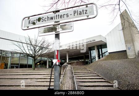 Hanovre, Allemagne. 20 mars 2020. La Kurt-Schwitters-Platz en face du musée Sprengel, dans le centre-ville, est déserte. Pour contenir le virus corona, tous les musées de Basse-Saxe sont fermés. Crédit: Hauke-Christian Dittrich/dpa/Alay Live News Banque D'Images