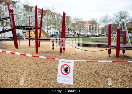 Hanovre, Allemagne. 20 mars 2020. Une aire de jeux située dans le Südstadt est dotée d'un jeu de mutterband. Pour contenir la pandémie de Corona, tous les terrains de jeux en Basse-Saxe ont été fermés. Crédit: Hauke-Christian Dittrich/dpa/Alay Live News Banque D'Images