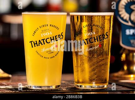 Un verre de cidre Thatchers. Banque D'Images